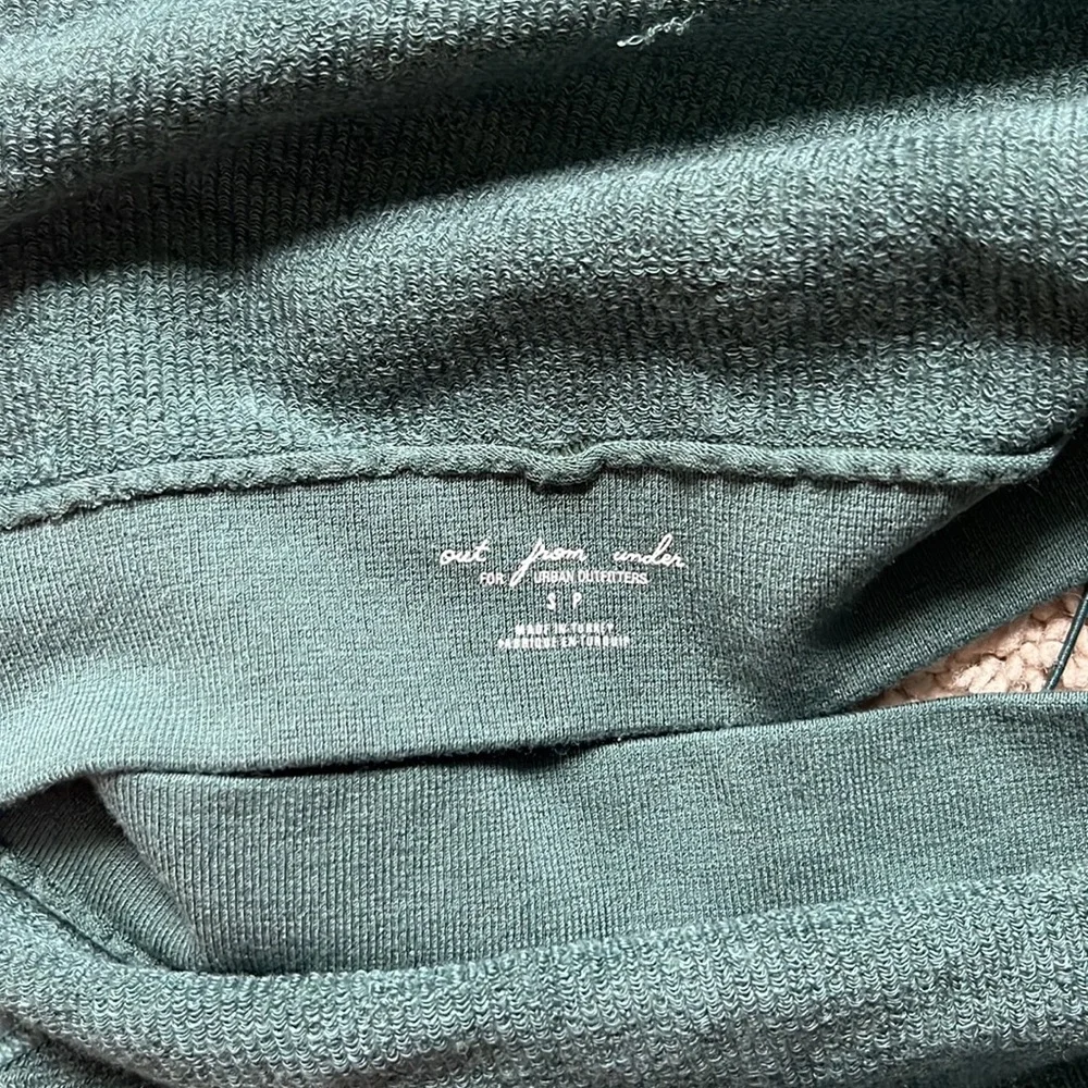 UO out from under tank top - Picture 4 of 4